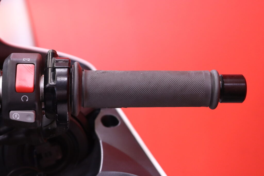 Yamaha - YZF-R1 - // Juuri saapunut! / Akrapovic / Ohjausiskunvaimennin // Yamaha - YZF-R1 - // Juuri saapunut! / Akrapovic / Ohjausiskunvaimennin // - Moottoripyörä