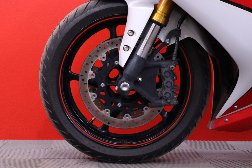 Yamaha - YZF-R1 - // Juuri saapunut! / Akrapovic / Ohjausiskunvaimennin // Yamaha - YZF-R1 - // Juuri saapunut! / Akrapovic / Ohjausiskunvaimennin // - Moottoripyörä