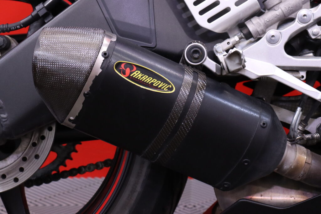 Yamaha - YZF-R6 - // RJ15 malli / Vähän ajettu! / Suomi-pyörä / Akrapovic / Kaatumatapit // Yamaha - YZF-R6 - // RJ15 malli / Vähän ajettu! / Suomi-pyörä / Akrapovic / Kaatumatapit // - Moottoripyörä