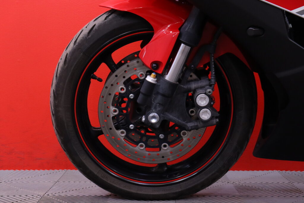 Yamaha - YZF-R6 - // RJ15 malli / Vähän ajettu! / Suomi-pyörä / Akrapovic / Kaatumatapit // Yamaha - YZF-R6 - // RJ15 malli / Vähän ajettu! / Suomi-pyörä / Akrapovic / Kaatumatapit // - Moottoripyörä