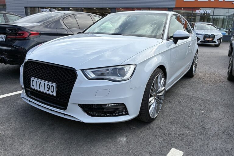 Audi - A3 - Compact Coupé Business Sport 1,8 TFSI 132 kW quattro S tronic // Suomi-auto / Webasto / Sporttipenkit / Flatbottom ratti - Viistoperä