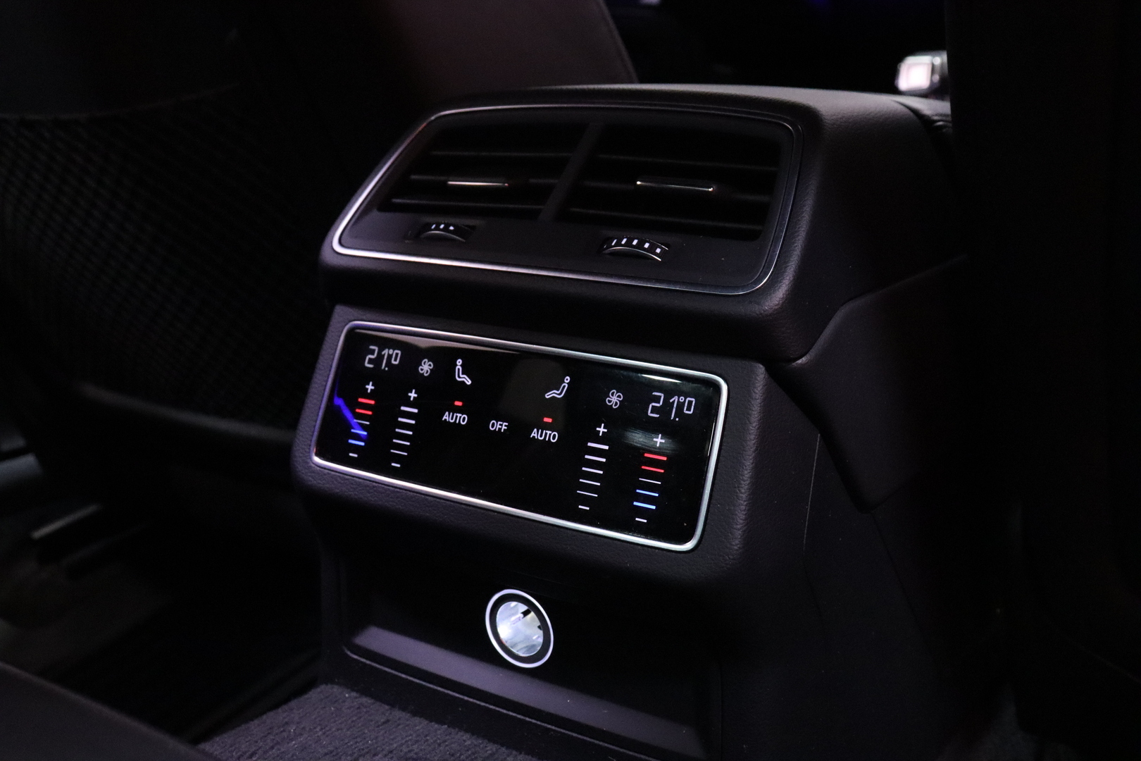 Audi - A6 - Sedan Business Sport 55 TFSI e quattro S tronic S-LINE //  Matrix-LED / ACC / 360 Kamera / Keyless / Sporttipenkit / - Sedan