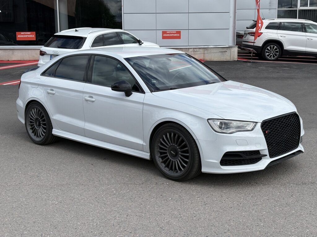 Audi - S3 - Sedan 2,0 TFSI 221 kW quattro S tronic Audi - S3 - Sedan 2,0 TFSI 221 kW quattro S tronic - Sedan
