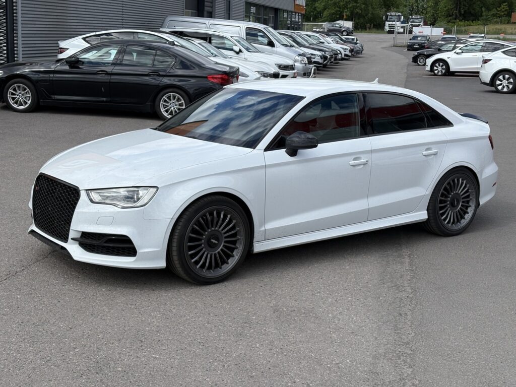 Audi - S3 - Sedan 2,0 TFSI 221 kW quattro S tronic Audi - S3 - Sedan 2,0 TFSI 221 kW quattro S tronic - Sedan