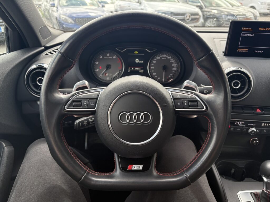 Audi - S3 - Sedan 2,0 TFSI 221 kW quattro S tronic Audi - S3 - Sedan 2,0 TFSI 221 kW quattro S tronic - Sedan