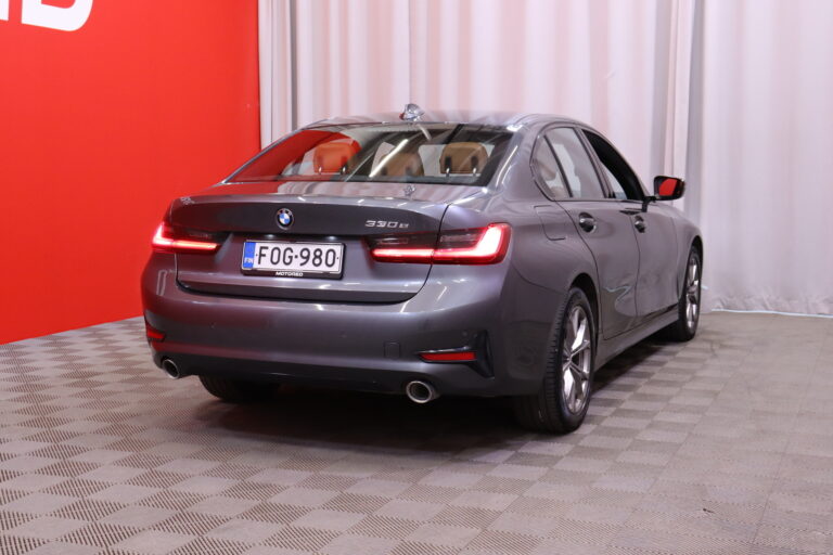 BMW - 330 - G20 Sedan 330e A Charged Edition Sport // Sport Line / 1.om Merkkihuollettu / Suomi-auto / ACC / Sporttipenkit / Nahat - Sedan