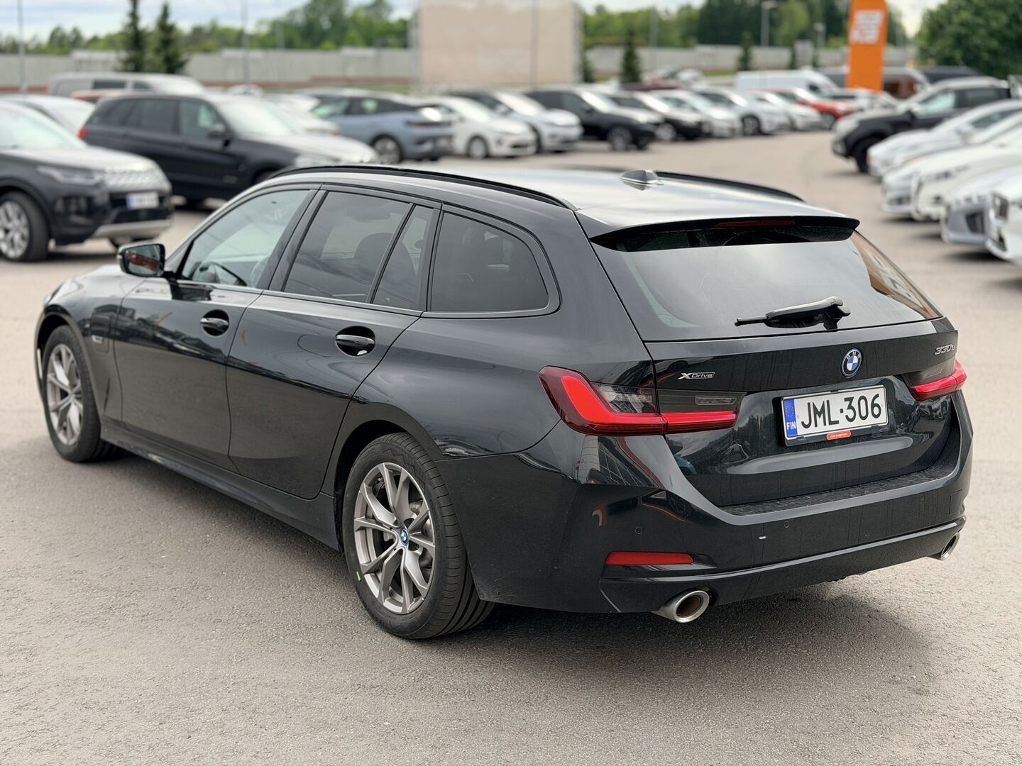 BMW - 330 - G21 LCI Touring 330e xDrive A Charged Edition - Farmari