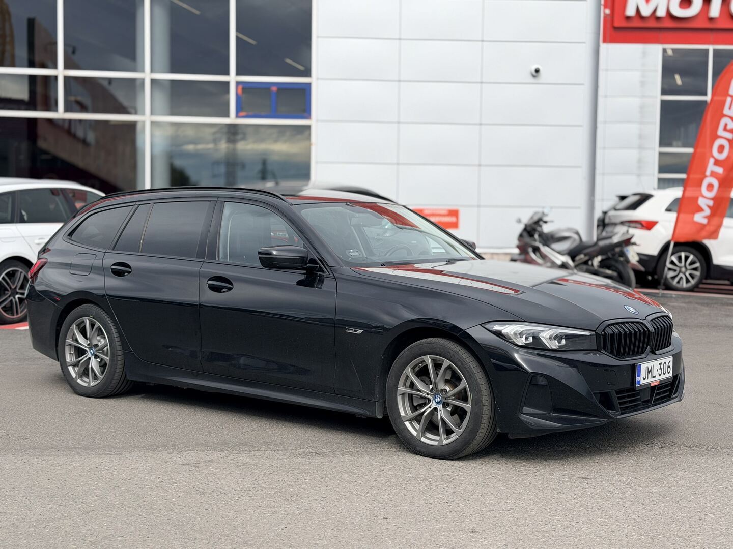 BMW - 330 - G21 LCI Touring 330e xDrive A Charged Edition - Farmari