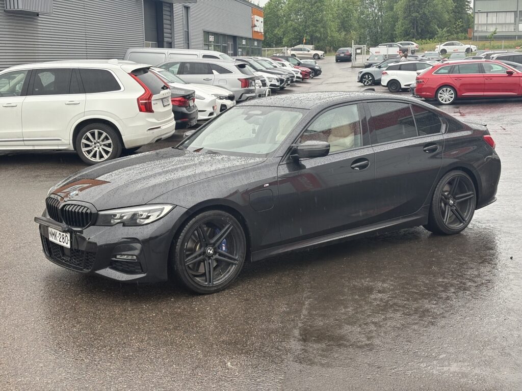BMW - 330 - G20 Charged Edition M Sport BMW - 330 - G20 Charged Edition M Sport - Sedan
