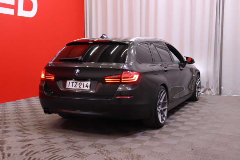 BMW - 525 - TwinPower Turbo Sport F11 Touring Business // Luxury Line / Professional Navi / Vetokoukku / PDC / Bluetooth // - Farmari