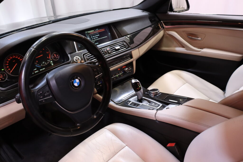 BMW - 525 - TwinPower Turbo Sport F11 Touring Business // Luxury Line / Professional Navi / Vetokoukku / PDC / Bluetooth // BMW - 525 - TwinPower Turbo Sport F11 Touring Business // Luxury Line / Professional Navi / Vetokoukku / PDC / Bluetooth // - Farmari