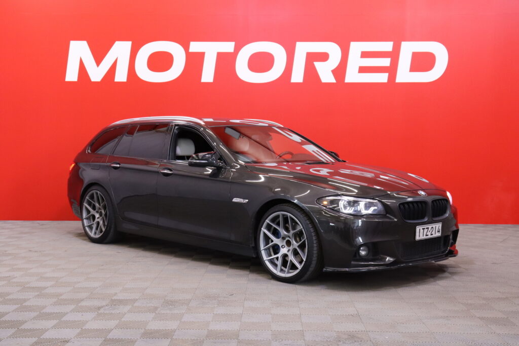BMW - 525 - TwinPower Turbo Sport F11 Touring Business // Luxury Line / Professional Navi / Vetokoukku / PDC / Bluetooth // - Farmari