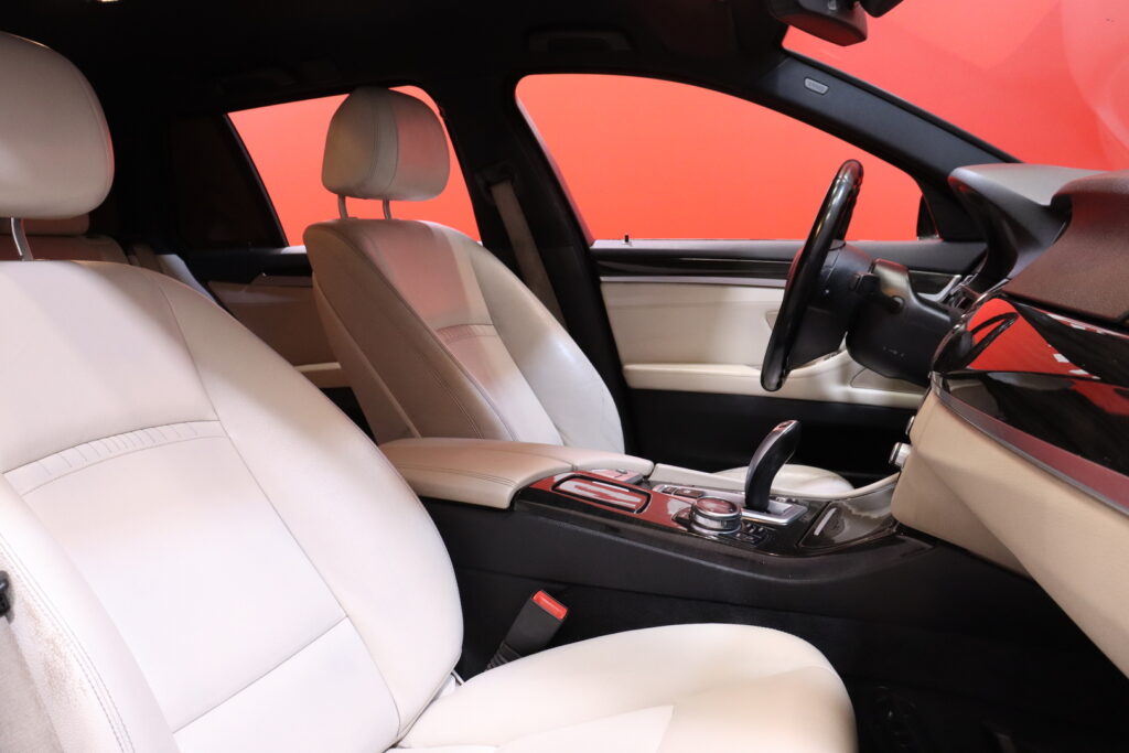 BMW - 525 - TwinPower Turbo Sport F11 Touring Business // Luxury Line / Professional Navi / Vetokoukku / PDC / Bluetooth // BMW - 525 - TwinPower Turbo Sport F11 Touring Business // Luxury Line / Professional Navi / Vetokoukku / PDC / Bluetooth // - Farmari