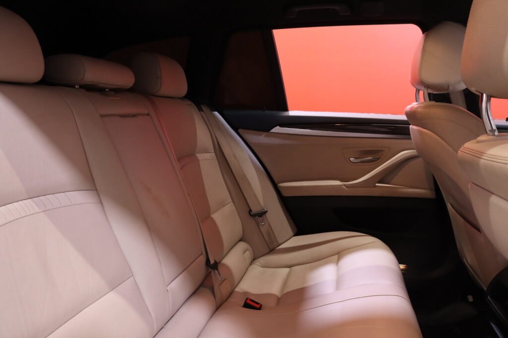 BMW - 525 - TwinPower Turbo Sport F11 Touring Business // Luxury Line / Professional Navi / Vetokoukku / PDC / Bluetooth // BMW - 525 - TwinPower Turbo Sport F11 Touring Business // Luxury Line / Professional Navi / Vetokoukku / PDC / Bluetooth // - Farmari