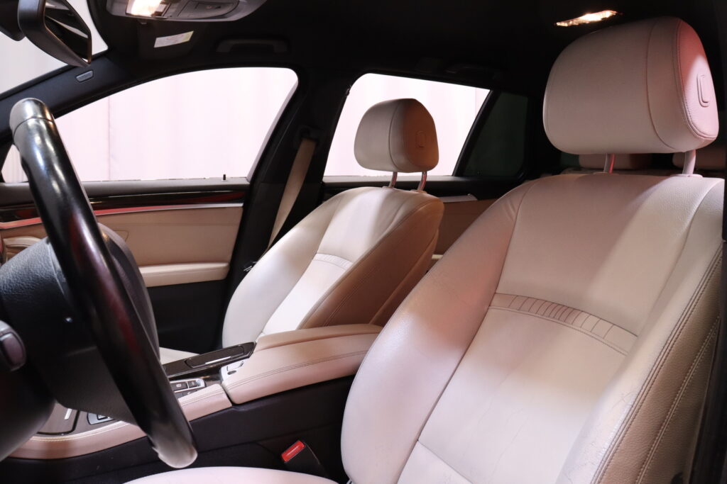 BMW - 525 - TwinPower Turbo Sport F11 Touring Business // Luxury Line / Professional Navi / Vetokoukku / PDC / Bluetooth // BMW - 525 - TwinPower Turbo Sport F11 Touring Business // Luxury Line / Professional Navi / Vetokoukku / PDC / Bluetooth // - Farmari
