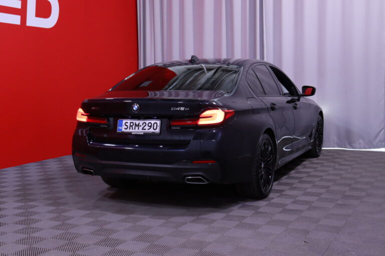 BMW - 545 - G30 Sedan 545e xDrive A M Sport // Laser / ACC  / Urheiluistuimet / Bluetooth / Ambient / Ratinlämmitin // - Sedan