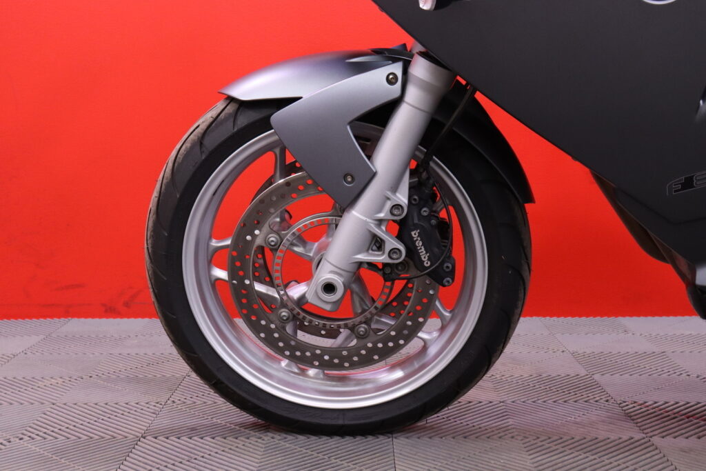 BMW - F - 800 ST // Akrapovic / Suomi-pyörä / Kuin uusi // BMW - F - 800 ST // Akrapovic / Suomi-pyörä / Kuin uusi // - Moottoripyörä