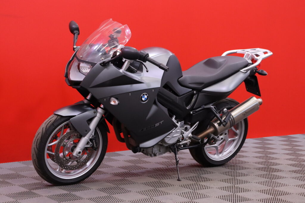 BMW - F - 800 ST // Akrapovic / Suomi-pyörä / Kuin uusi // BMW - F - 800 ST // Akrapovic / Suomi-pyörä / Kuin uusi // - Moottoripyörä