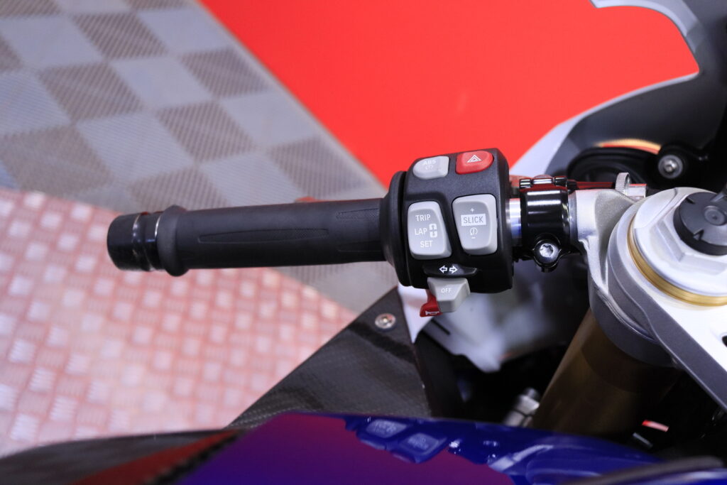 BMW - HP4 - Competition // 2. Om Suomi-pyörä / Akrapovic / Uudet renkaat / Huoltokirja / Öhlins // BMW - HP4 - Competition // 2. Om Suomi-pyörä / Akrapovic / Uudet renkaat / Huoltokirja / Öhlins // - Moottoripyörä