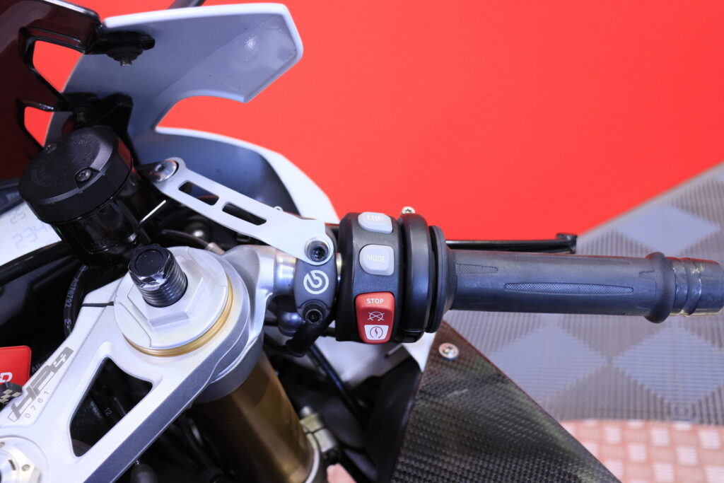 BMW - HP4 - Competition // 2. Om Suomi-pyörä / Akrapovic / Uudet renkaat / Huoltokirja / Öhlins // BMW - HP4 - Competition // 2. Om Suomi-pyörä / Akrapovic / Uudet renkaat / Huoltokirja / Öhlins // - Moottoripyörä