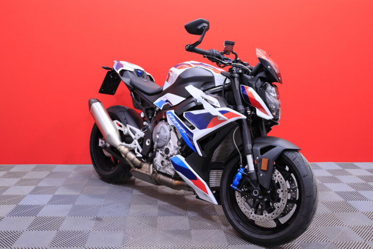 BMW - M - 1000R // Juuri saapunut / 1.Om Suomi-pyörä / Akrapovic / Shifter / Ajomodet / Kahvalämppärit // - Moottoripyörä