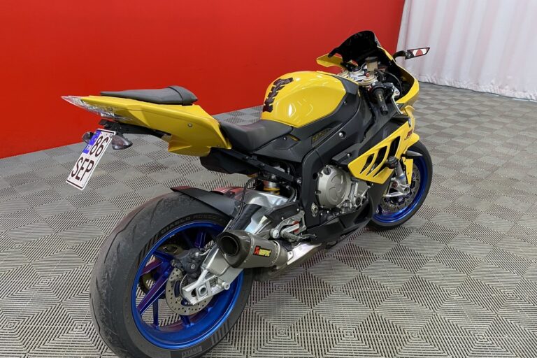BMW - S - 1000RR // Öhlins / Takovanteet! / Akrapovic / Sifter / Huoltokirja / Suomi-pyörä // - Moottoripyörä