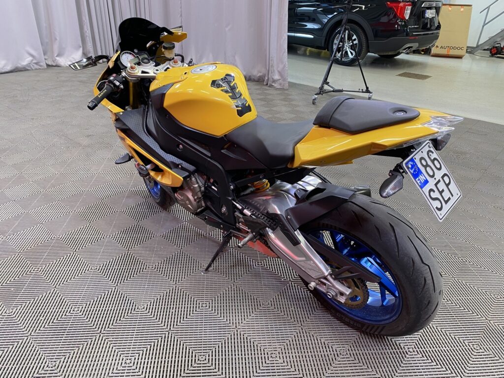 BMW - S - 1000RR // Öhlins / Takovanteet! / Akrapovic / Sifter / Huoltokirja / Suomi-pyörä // BMW - S - 1000RR // Öhlins / Takovanteet! / Akrapovic / Sifter / Huoltokirja / Suomi-pyörä // - Moottoripyörä