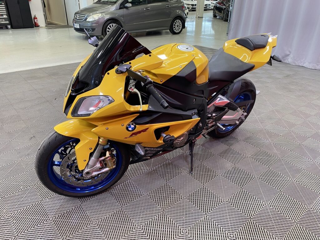 BMW - S - 1000RR // Öhlins / Takovanteet! / Akrapovic / Sifter / Huoltokirja / Suomi-pyörä // BMW - S - 1000RR // Öhlins / Takovanteet! / Akrapovic / Sifter / Huoltokirja / Suomi-pyörä // - Moottoripyörä