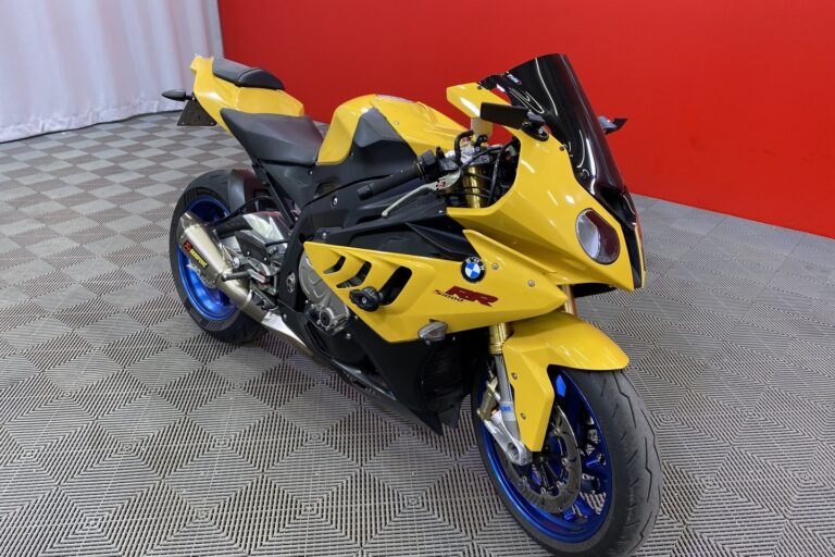 BMW - S - 1000RR // Öhlins / Takovanteet! / Akrapovic / Sifter / Huoltokirja / Suomi-pyörä // - Moottoripyörä