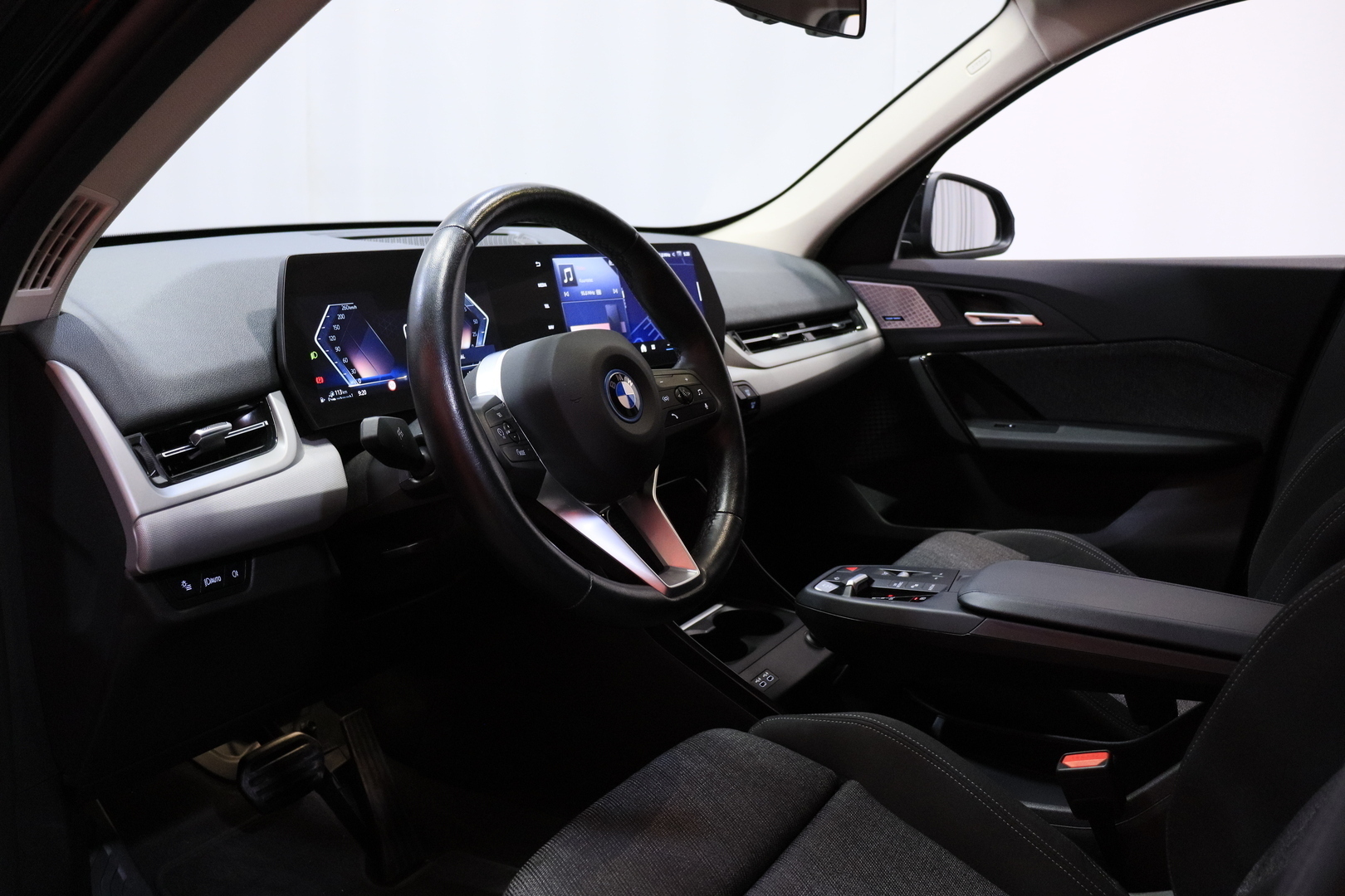 BMW - X1 - U11 25e xDrive Charged Edition / 1-Om. Merkkihuollettu Suomi-auto / ACC / Harman&Kardon / Muistipenkki hieronnalla / Koukku / - Maastoauto
