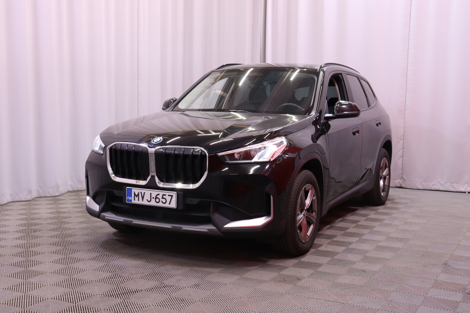 BMW - X1 - U11 25e xDrive Charged Edition / 1-Om. Merkkihuollettu Suomi-auto / ACC / Harman&Kardon / Muistipenkki hieronnalla / Koukku / - Maastoauto