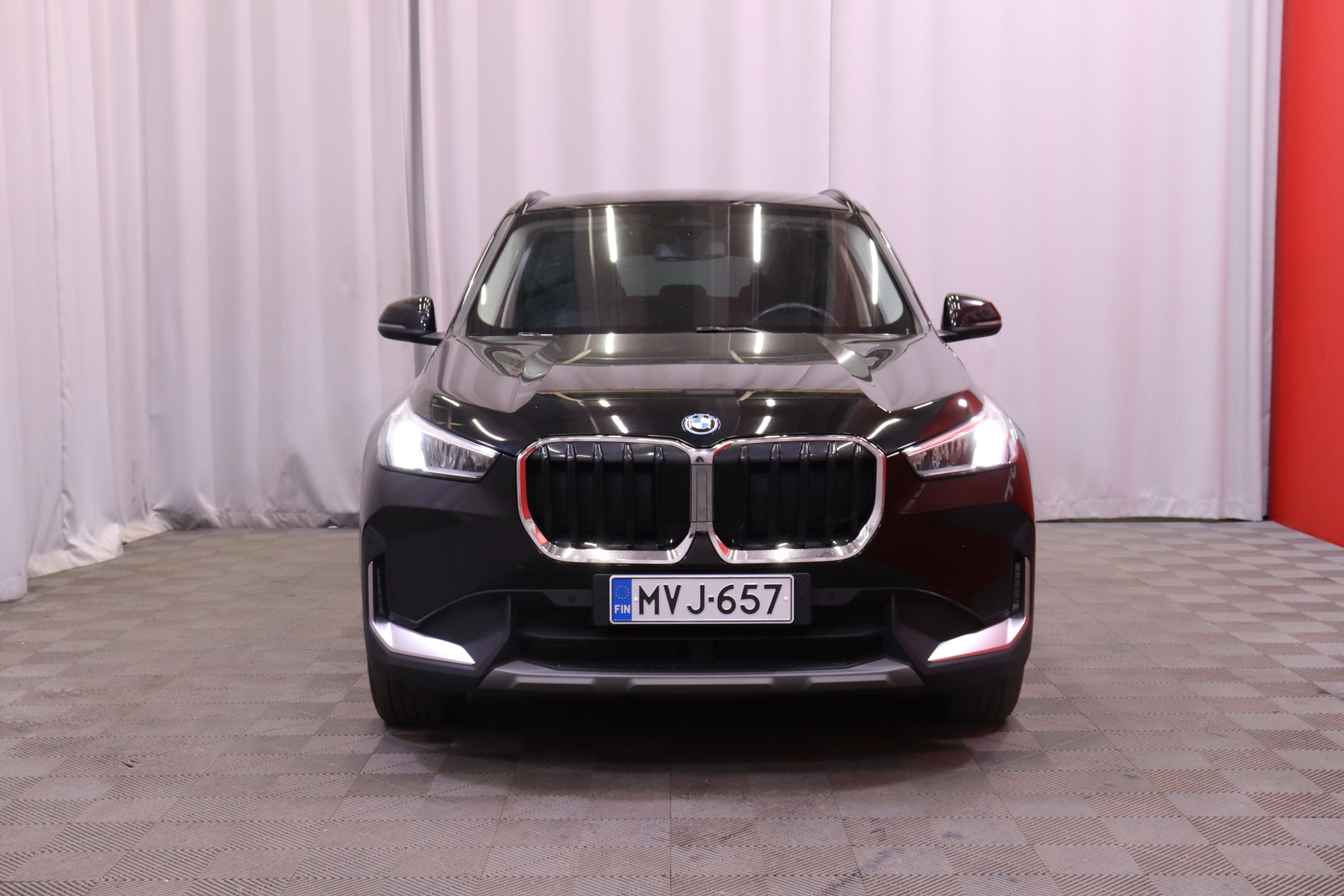 BMW - X1 - U11 25e xDrive Charged Edition / 1-Om. Merkkihuollettu Suomi-auto / ACC / Harman&Kardon / Muistipenkki hieronnalla / Koukku / - Maastoauto