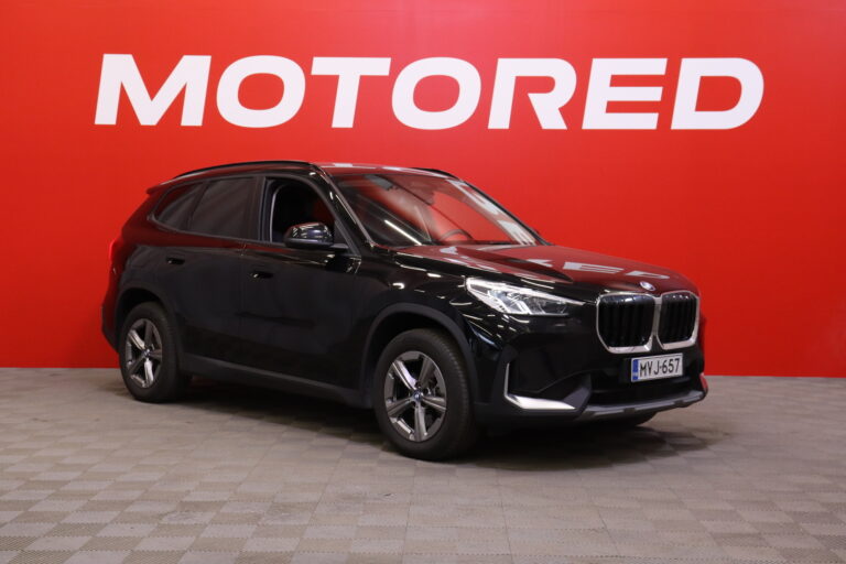 BMW - X1 - U11 25e xDrive Charged Edition / 1-Om. Merkkihuollettu Suomi-auto / ACC / Harman&Kardon / Muistipenkki hieronnalla / Koukku / - Maastoauto