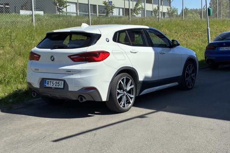 BMW - X2 - F39 sDrive 18d A Business M sport X / / Magmarot Nahat Muistilla / H&K / HUD / Panorama / Comfort access - Maastoauto