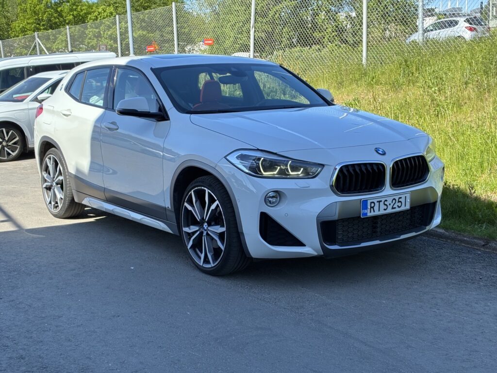 BMW - X2 - F39 sDrive 18d A Business M sport X / / Magmarot Nahat Muistilla / H&K / HUD / Panorama / Comfort access - Maastoauto
