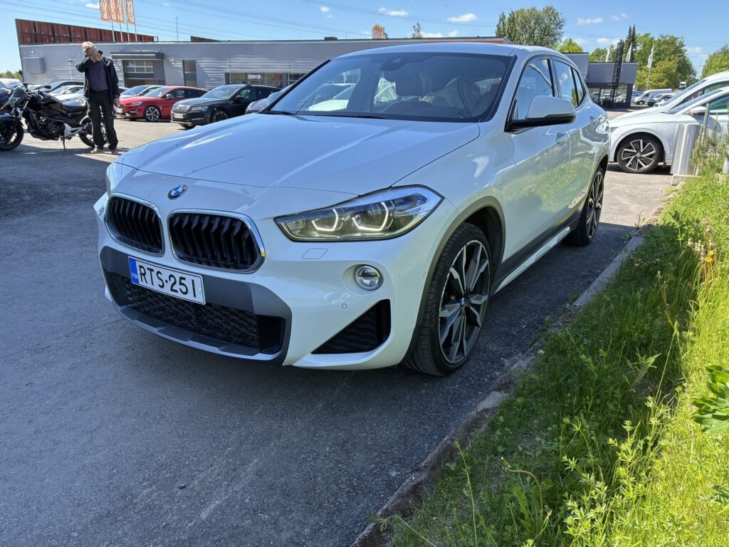 BMW - X2 - F39 sDrive 18d A Business M sport X / / Magmarot Nahat Muistilla / H&K / HUD / Panorama / Comfort access BMW - X2 - F39 sDrive 18d A Business M sport X / / Magmarot Nahat Muistilla / H&K / HUD / Panorama / Comfort access - Maastoauto