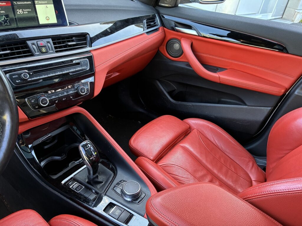 BMW - X2 - F39 sDrive 18d A Business M sport X / / Magmarot Nahat Muistilla / H&K / HUD / Panorama / Comfort access BMW - X2 - F39 sDrive 18d A Business M sport X / / Magmarot Nahat Muistilla / H&K / HUD / Panorama / Comfort access - Maastoauto