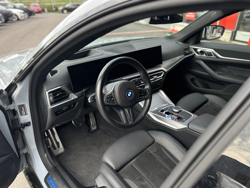 BMW - i4 - eDrive40 M Sport / Laser / HUD / ACC / Kamera / Avaimeton kulku BMW - i4 - eDrive40 M Sport / Laser / HUD / ACC / Kamera / Avaimeton kulku - Sedan