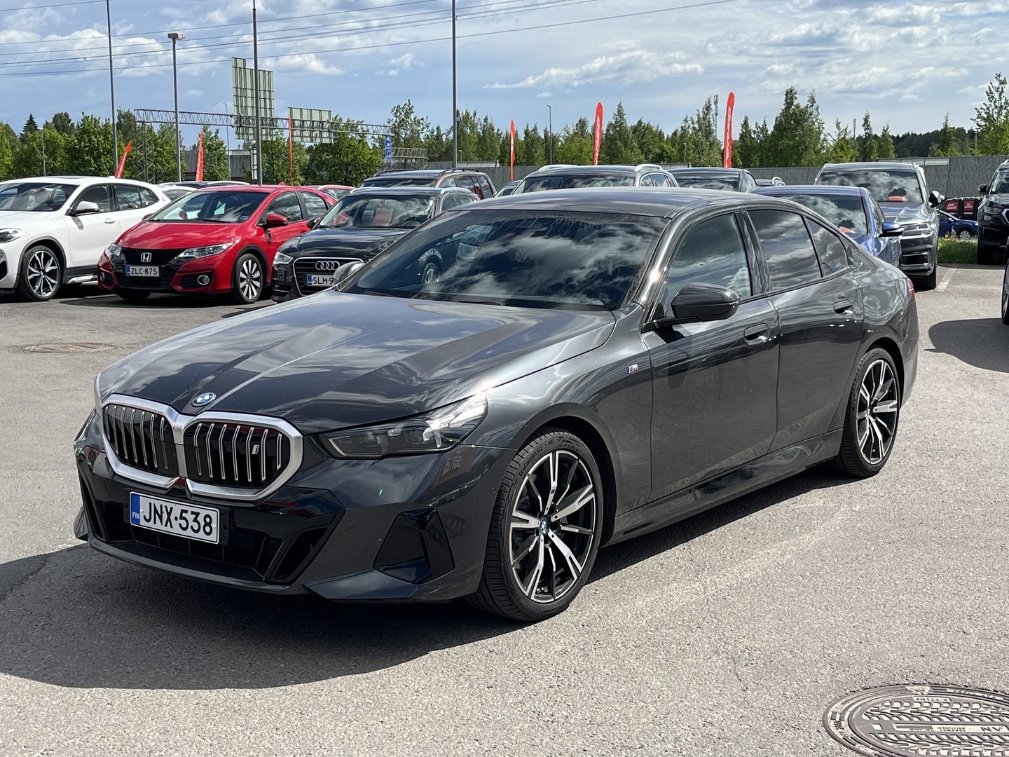 BMW - i5 - G60 xDrive40 M Sport // Bowers & wilkins / DAP / Adapt. LED / Vetokoukku / Kamera / 2x renkaat ja vanteet / - Sedan