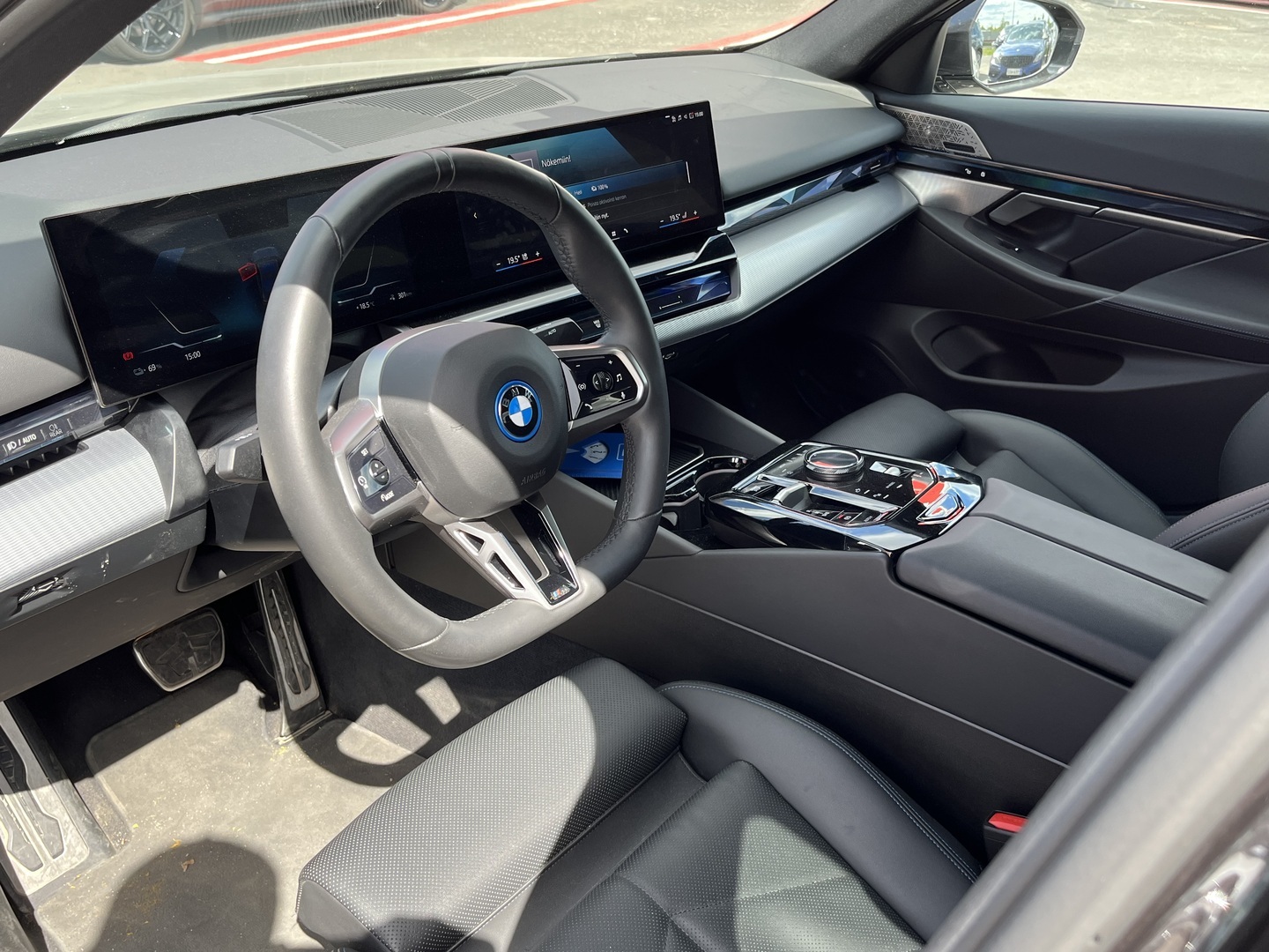 BMW - i5 - G60 xDrive40 M Sport // Bowers & wilkins / DAP / Adapt. LED / Vetokoukku / Kamera / 2x renkaat ja vanteet / - Sedan