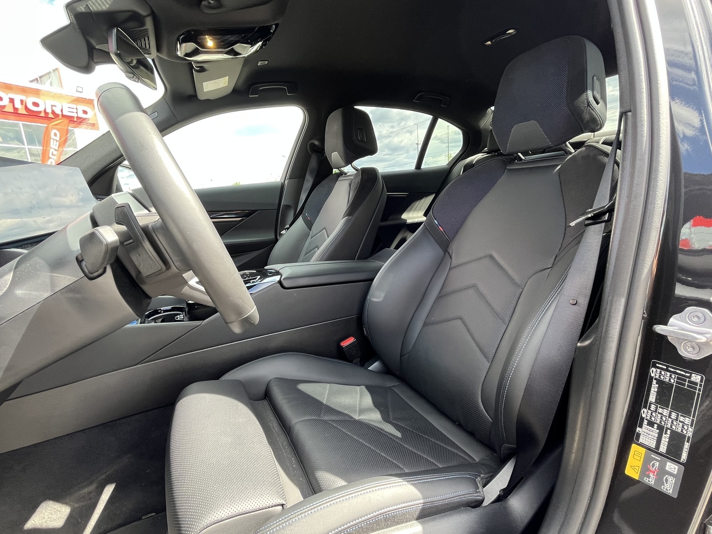 BMW - i5 - G60 xDrive40 M Sport // Bowers & wilkins / DAP / Adapt. LED / Vetokoukku / Kamera / 2x renkaat ja vanteet / - Sedan