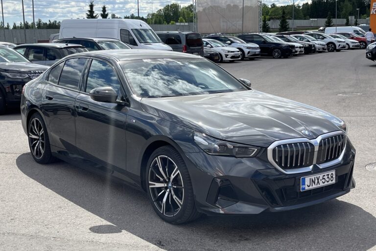BMW - i5 - G60 xDrive40 M Sport // Bowers & wilkins / DAP / Adapt. LED / Vetokoukku / Kamera / 2x renkaat ja vanteet / - Sedan