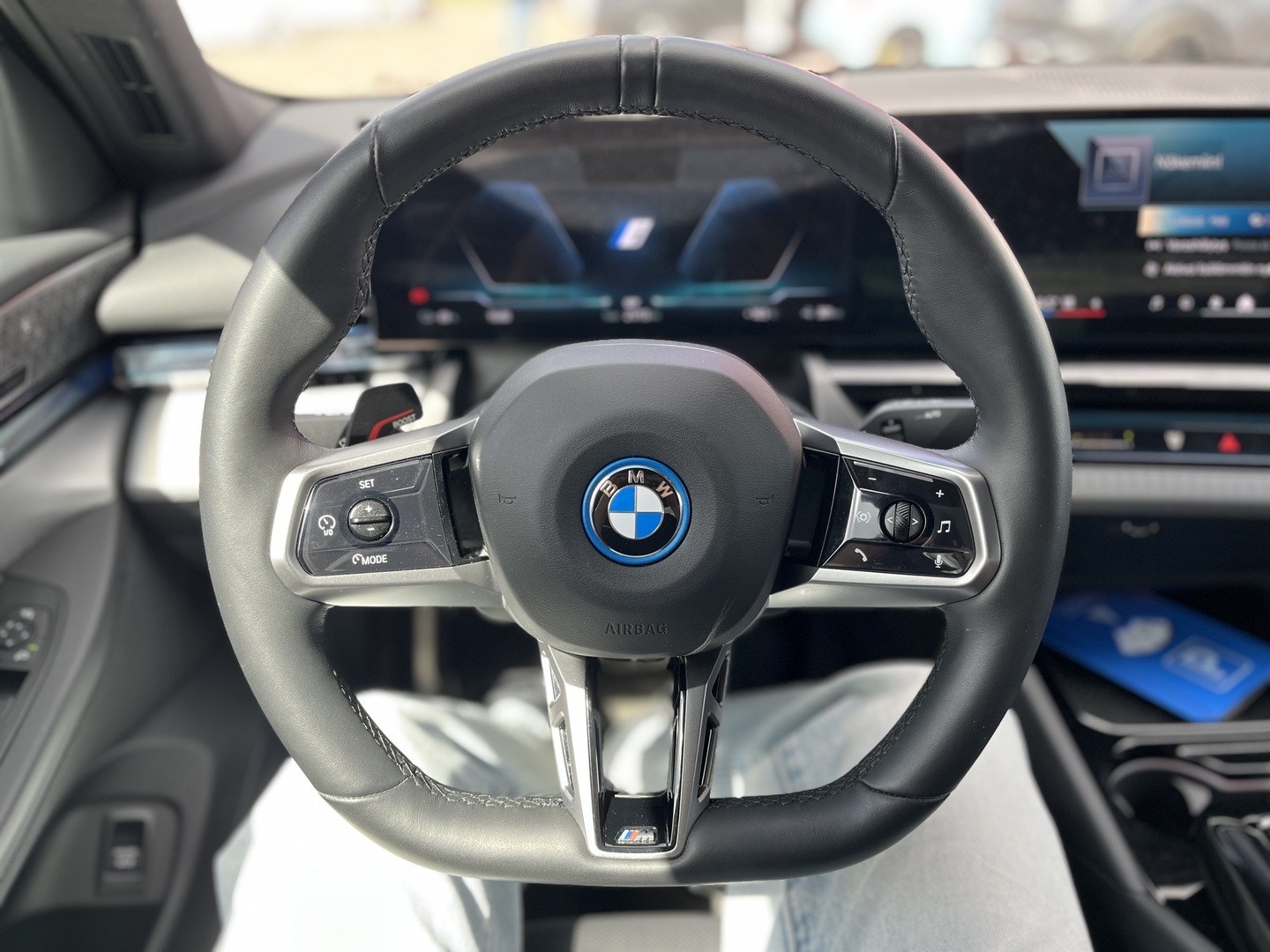 BMW - i5 - G60 xDrive40 M Sport // Bowers & wilkins / DAP / Adapt. LED / Vetokoukku / Kamera / 2x renkaat ja vanteet / - Sedan