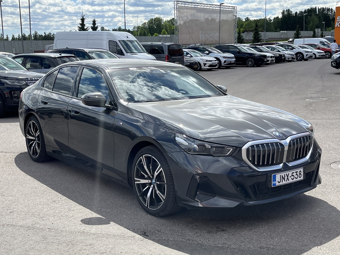 BMW - i5 - G60 xDrive40 M Sport // Bowers & wilkins / DAP / Adapt. LED / Vetokoukku / Kamera / 2x renkaat ja vanteet / - Sedan