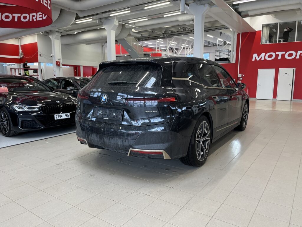 BMW - iX - xDrive 40 // Laser / Sky Lounge / H&K / DAP / 360 / HUD / Hieronta / Muistipenkit / Comfort access // BMW - iX - xDrive 40 // Laser / Sky Lounge / H&K / DAP / 360 / HUD / Hieronta / Muistipenkit / Comfort access // - Maastoauto