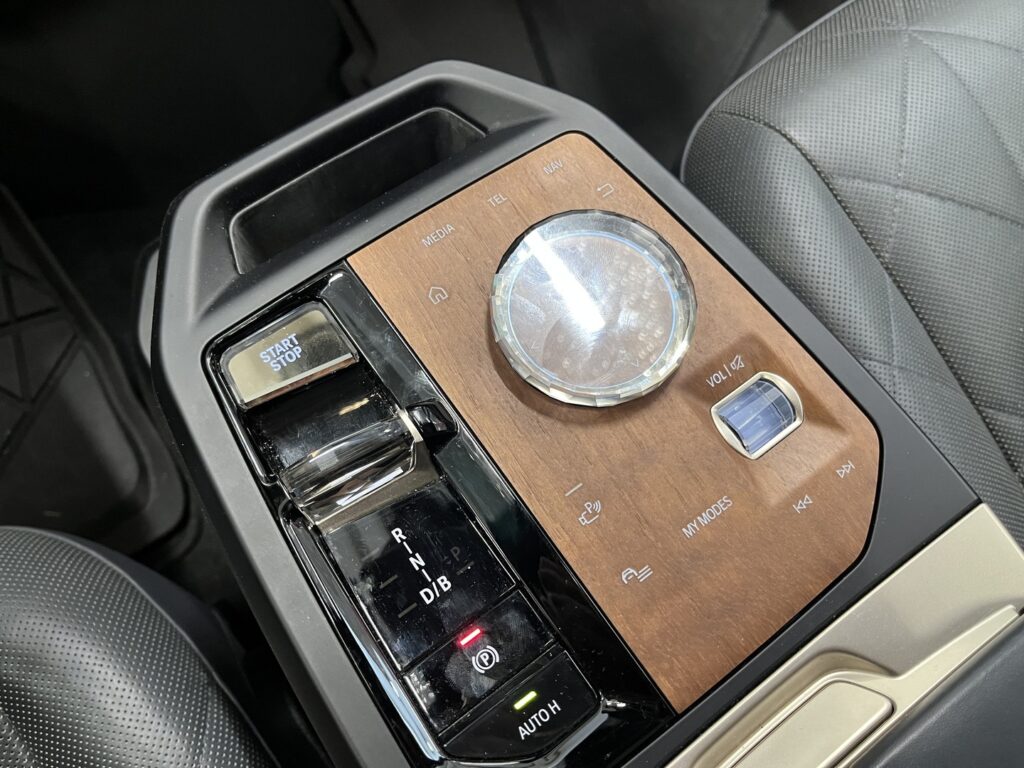 BMW - iX - xDrive 40 // Laser / Sky Lounge / H&K / DAP / 360 / HUD / Hieronta / Muistipenkit / Comfort access // BMW - iX - xDrive 40 // Laser / Sky Lounge / H&K / DAP / 360 / HUD / Hieronta / Muistipenkit / Comfort access // - Maastoauto