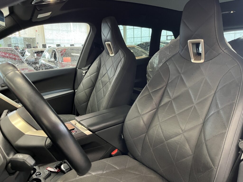 BMW - iX - xDrive 40 // Laser / Sky Lounge / H&K / DAP / 360 / HUD / Hieronta / Muistipenkit / Comfort access // BMW - iX - xDrive 40 // Laser / Sky Lounge / H&K / DAP / 360 / HUD / Hieronta / Muistipenkit / Comfort access // - Maastoauto