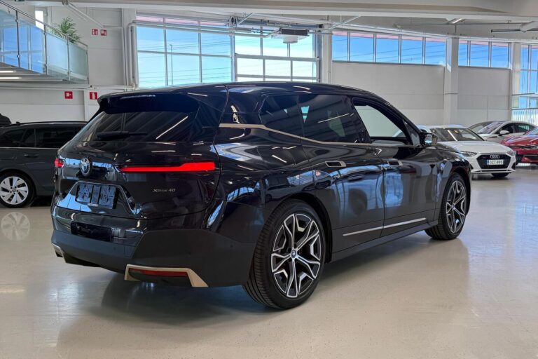 BMW - iX - xDrive 40 // Laser / Sky Lounge / H&K / DAP / 360 / HUD / Hieronta / Muistipenkit / Comfort access // - Maastoauto