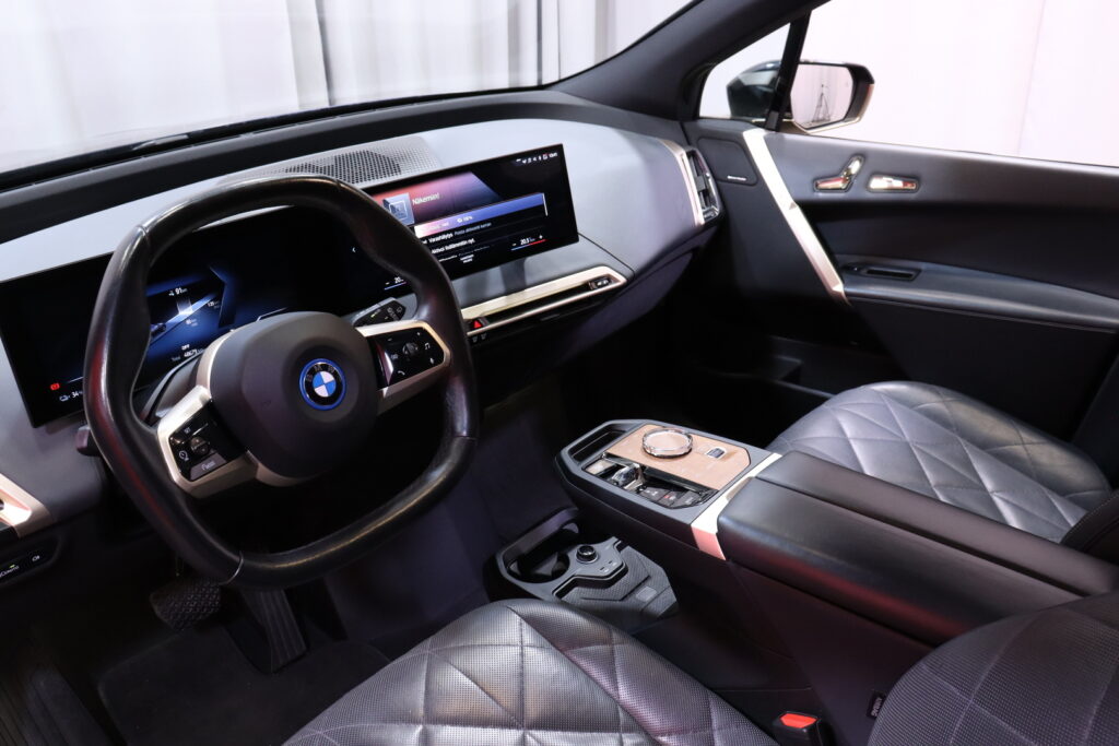 BMW - iX - xDrive 40 // Laser / Sky Lounge / H&K / DAP / 360 / HUD / Hieronta / Muistipenkit / Comfort access // BMW - iX - xDrive 40 // Laser / Sky Lounge / H&K / DAP / 360 / HUD / Hieronta / Muistipenkit / Comfort access // - Maastoauto