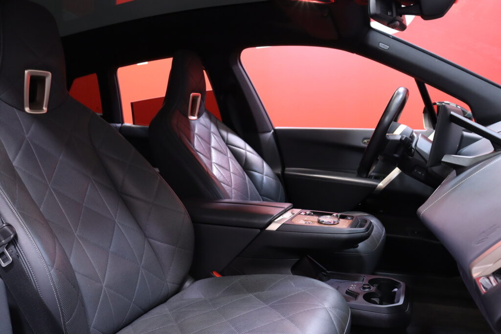 BMW - iX - xDrive 40 // Laser / Sky Lounge / H&K / DAP / 360 / HUD / Hieronta / Muistipenkit / Comfort access // BMW - iX - xDrive 40 // Laser / Sky Lounge / H&K / DAP / 360 / HUD / Hieronta / Muistipenkit / Comfort access // - Maastoauto